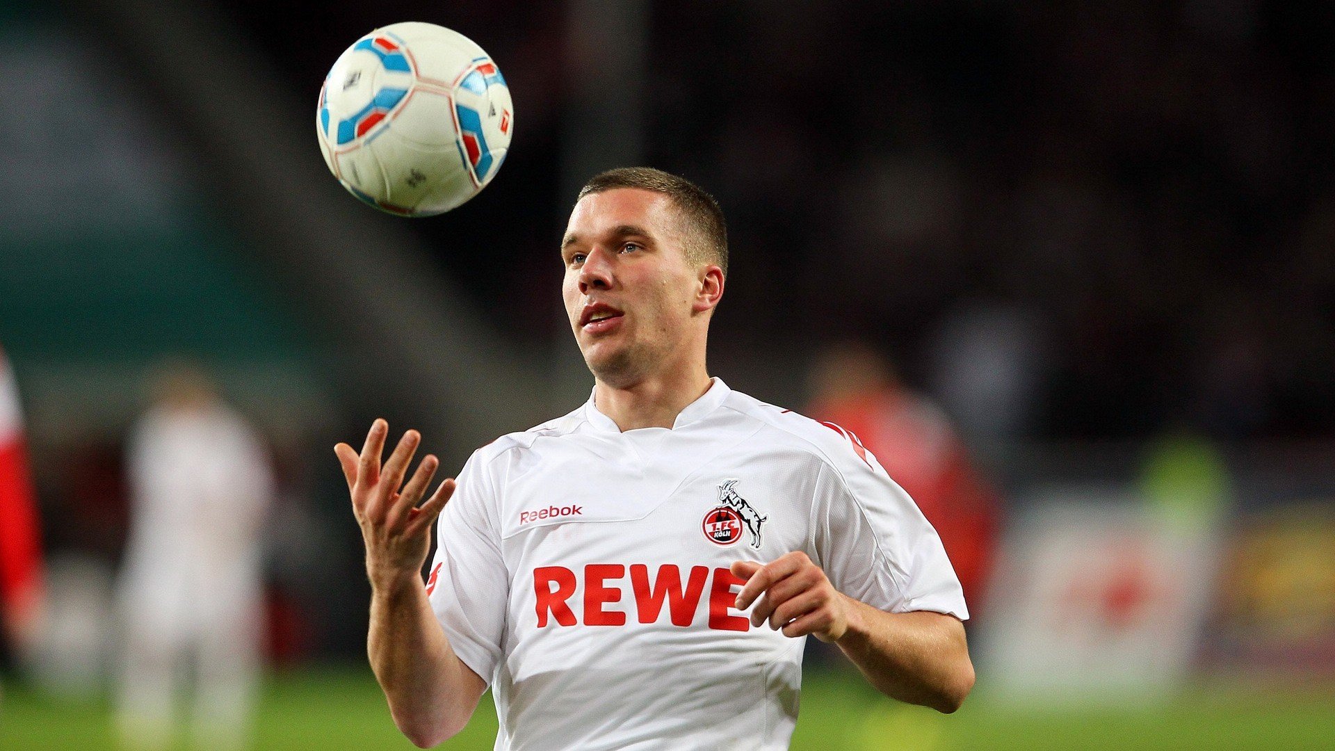 爱游戏下载-苏炳添出席新跑鞋发布活动担任嘉宾，苏炳添专属跑鞋